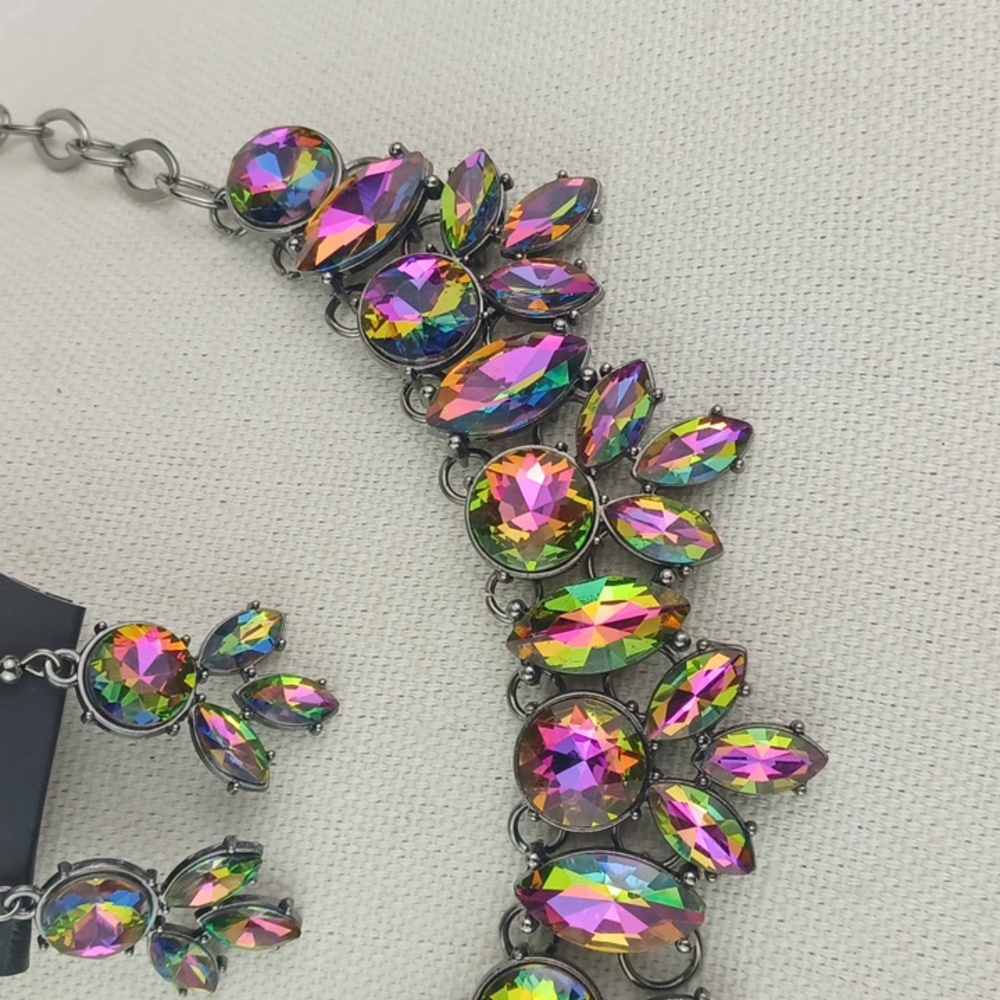 Gorgeous Crystal Like Multifaceted Oil Spill Iridescent Necklace & Earrings - Picture 4 of 11